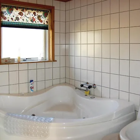 Pandrup With Hot Tub V Сasa de vacaciones